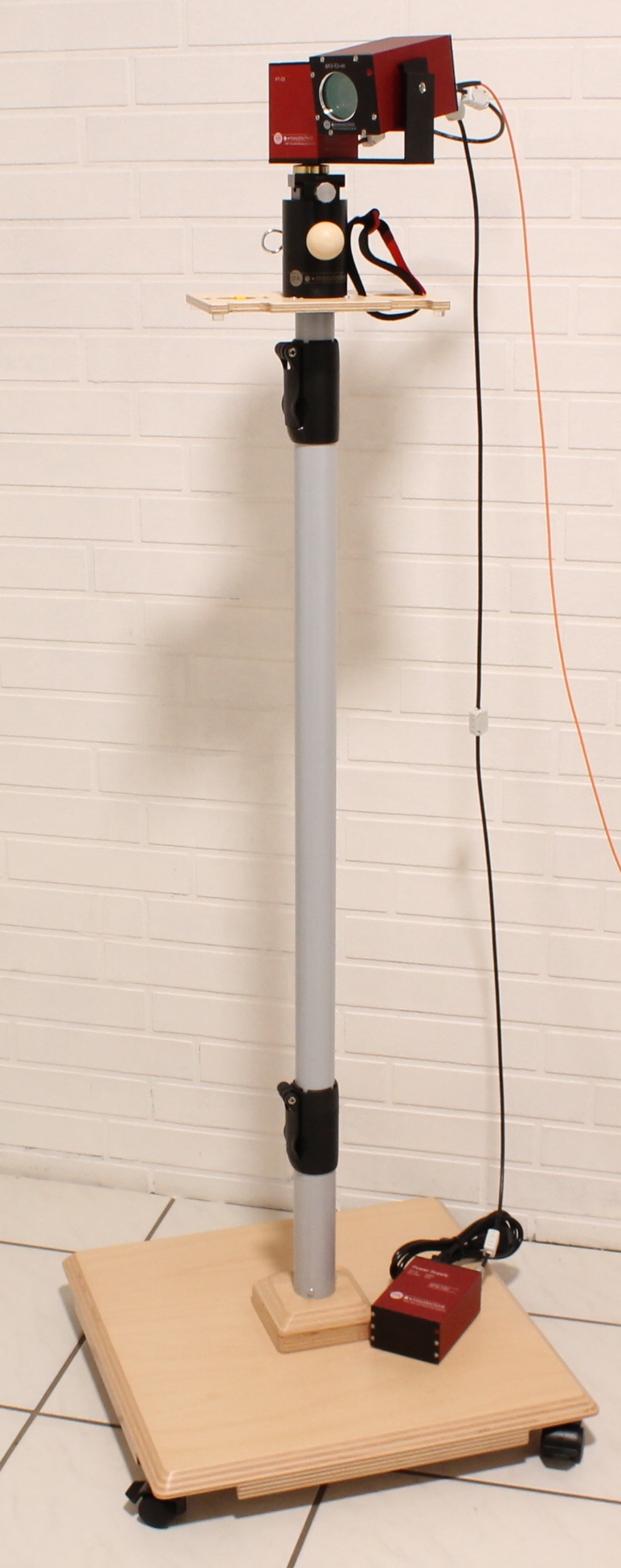 Complete view of the monopod, camera with pan/tilt unit