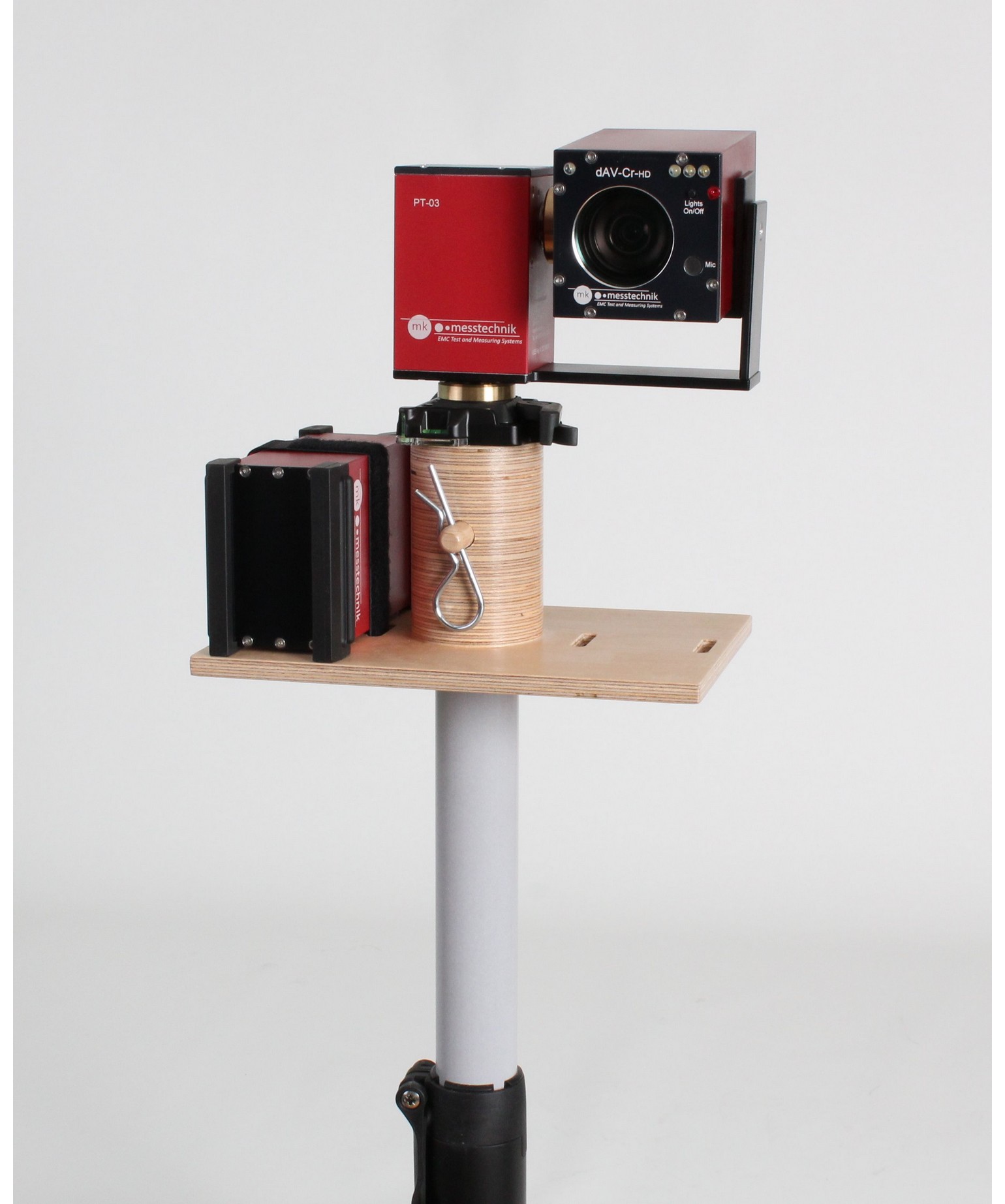 Nahansicht einer auf dem Monopod befestigten Kamera mit Schwenkkopf und Akkupack